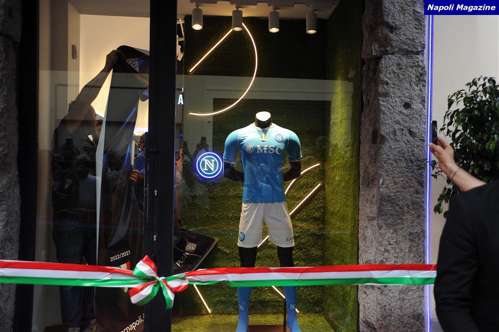 FOTO - Nuovo store SSCNapoli a Via Calabritto: partito il