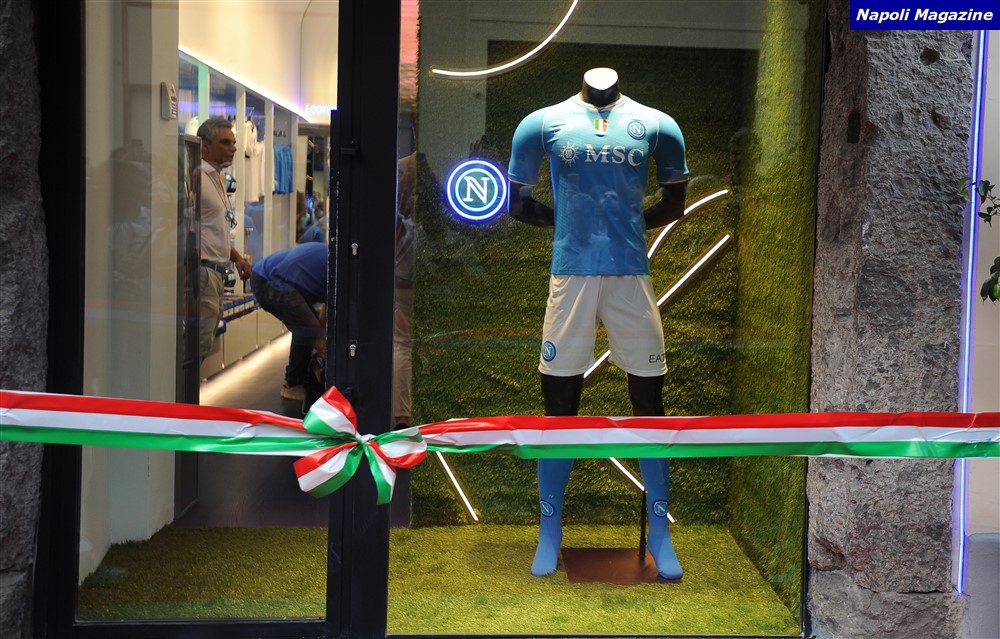 FOTO - Nuovo store SSCNapoli a Via Calabritto: partito il countdown sui  social