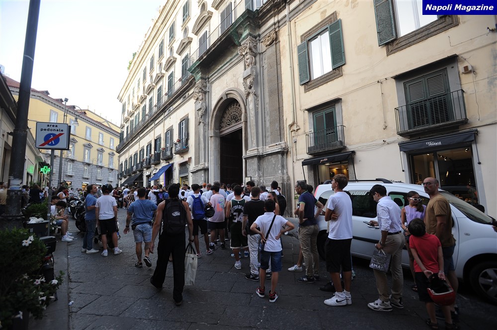 FOTO - Nuovo store SSCNapoli a Via Calabritto: partito il countdown sui  social