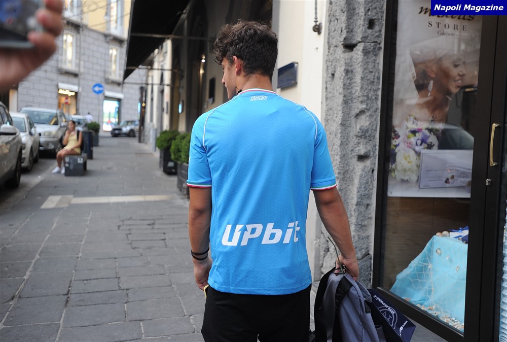 FOTO - Nuovo store SSCNapoli a Via Calabritto: partito il countdown sui  social